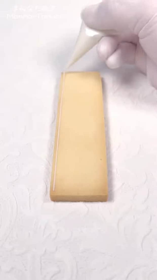 砂糖の糸でクッキーをちくちくと縫っていくと…… 圧倒的な完成品に「神業すぎる」「飾っておきたい」