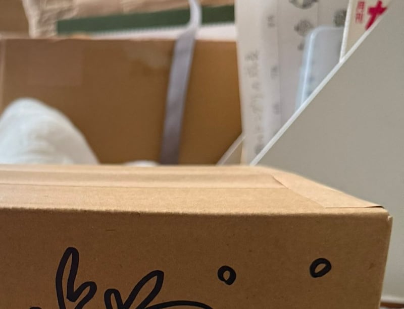 郵便局で荷物を送付→“局員にいつも褒められる”段ボールに描いたラクガキを見ると……　「スゲェ」「こんな箱で届いたら、ゴミに出せない」