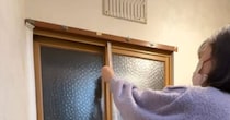 築44年実家の寒すぎるトイレ→窓枠に挟むだけで……　冬に試したい“超手軽な断熱DIY”が140万再生「こんなに簡単な方法が」