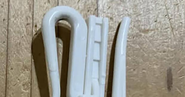 カーテンフックがなくなった！→夫が本気で作ったら……　「すごっ！」とんでもない完成品＆“まさかの正体”に「ガチ」