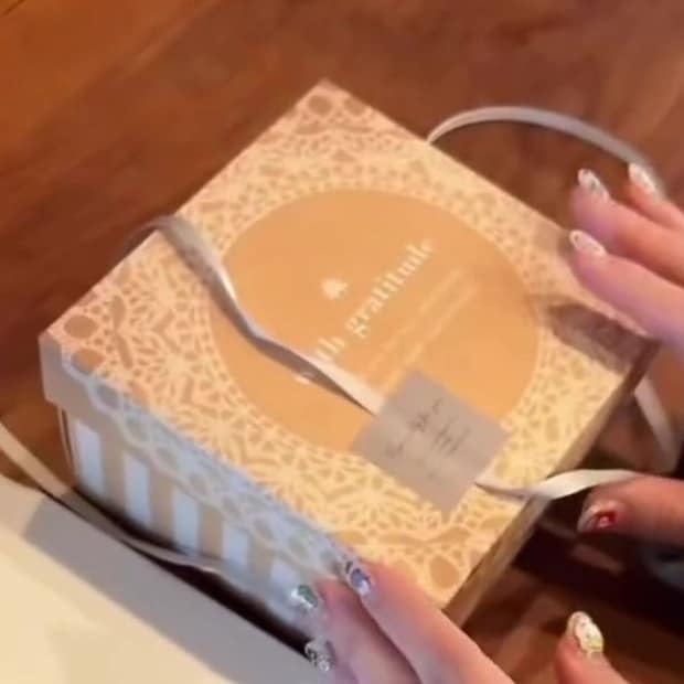10年前に注文したケーキがやっと到着→ウキウキで開けたら…… 「こんなことあるんや!」驚きの中身が300万再生