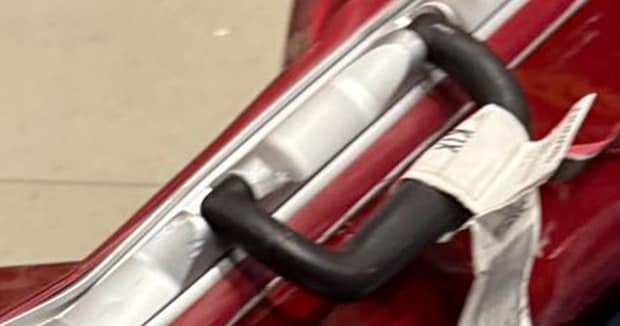 海外から飛行機で帰国→預けていた荷物を受け取ると……「こわ～」　衝撃の光景が880万表示「なんでこうなった?!」
