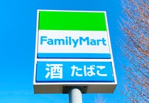 ファミマへ“おにぎり”を買いに行ったはずが……「コンビニには悪魔がいる」　いつの間にか“手にしていたもの”に「変わったおにぎりですね」