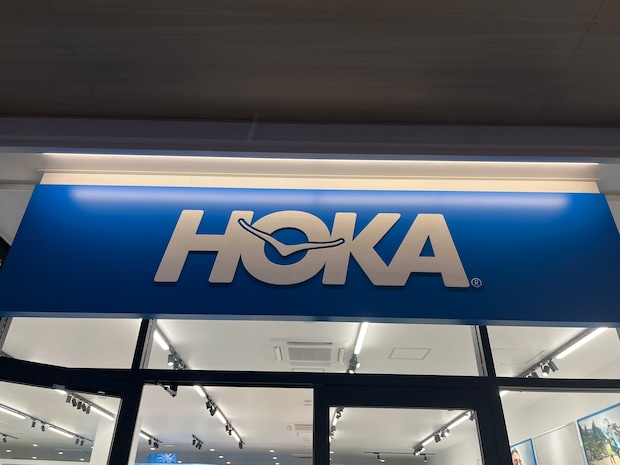 「足の疲れが他スニーカーと段違い」HOKA（ホカ）の“スニーカー”が大好評　「1万歩以上もへっちゃら」「明らかに疲れにくくなった」「オールブラックにして帰宅ランしてる」