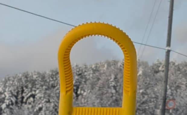 雪かきでスコップが大破→ホームセンターで“この店で一番強い”商品を頼んだら……　予想以上のアイテムに「これは100点」「間違いなくいい」