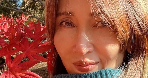 工藤静香、“木村家のクリスマス料理”を公開　夫・木村拓哉と2人きり？　豪華チキンやおそろい食器に「うっしっし」