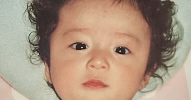髪の毛がふわふわな女の子→27年後、ママになり出産したら……「すげえええ！」「遺伝子すごすぎ」生後4カ月女児に反響
