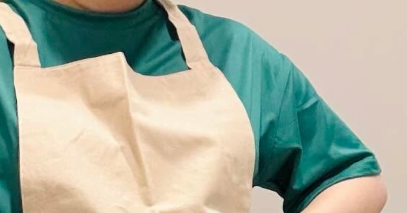 8カ月の妊婦、エプロンを着ると……「ええー！」　大きなおなかが実現した“まさかのコスプレ”に「実写版だ」「髪型も完璧」