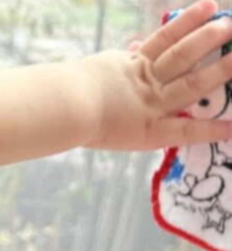 ハンカチで窓ふきをしてくれる赤ちゃん、引きで見てみると……　まさかの光景に「これは怒れないわ」「年末の大掃除かな？」