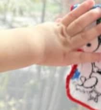 ハンカチで窓ふきをしてくれる赤ちゃん、引きで見てみると……　まさかの光景に「これは怒れないわ」「年末の大掃除かな？」