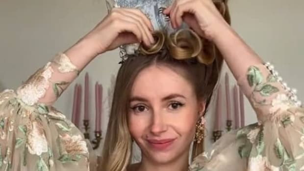 ワイヤーを組んで頭に乗せ、ウィッグをつけていくと……　19世紀の貴婦人風“超巨大ヘア”が640万再生「あまりに完璧で気絶しそう」【海外】