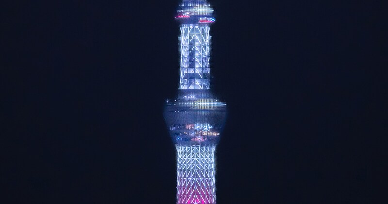 三日月＆スカイツリーを撮影したら……「ずっと見てられる」　290万表示の“幻想的な光景”に「すげえ」「タキシード仮面様が立ってそう」