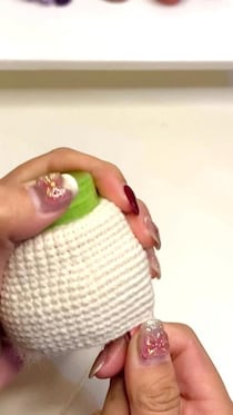 かぎ針編みで、真っ白な毛糸をスイスイ編んでいくと……　使いたくなる“キュートなアイテム”に反響　「欲しい！」「やってみたい」【海外】