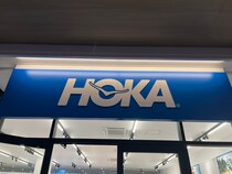 「足の疲れが他スニーカーと段違い」HOKA（ホカ）の“スニーカー”が大好評　「1万歩以上もへっちゃら」「明らかに疲れにくくなった」「オールブラックにして帰宅ランしてる」