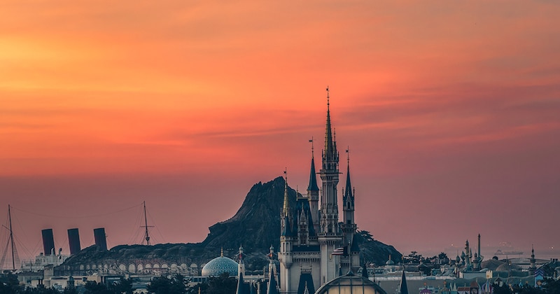 午前5時、“開園前の東京ディズニーリゾート”を撮影したら……　息をのむ絶景へ「見たことないくらいキレイ」「夢と現実の合間みたい」　投稿者に背景を聞いた