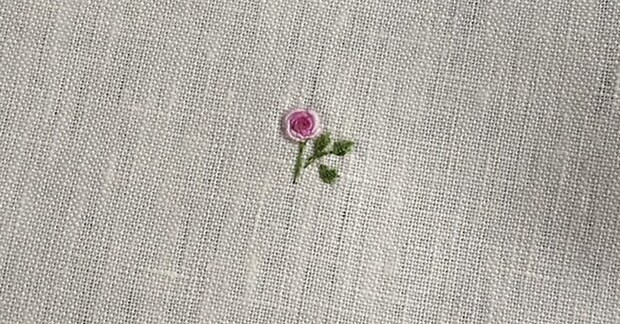 たった1輪の“小さな小さなバラ”の刺しゅう→1年後……「うわー！」「根気に脱帽」と驚きの仕上がりに【2025年に読まれたハンドメイド・編み物記事トップ5】