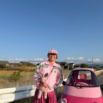 毎日ピンク色の服を着る46歳男性→常識を覆す“まさかの着こなし”に「ほんとオシャレ」「見習いたいです」