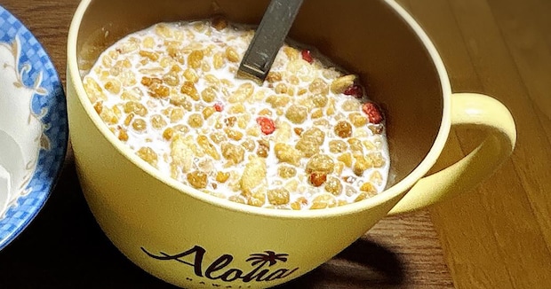 真夜中、小腹が空いてしまい……「これは絶対違うと思うけど許してほしい」 食卓に並んだ“衝撃の夜食”に「背徳感やべー」