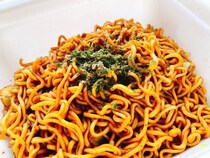 【50代に聞いた】結局一番だと思う「カップ焼きそば」ランキング！　2位は「ペヤング ソースやきそば」、1位は？