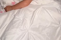 寝ている娘をふと見ると……　抱きしめるまさかの相棒に仰天　1200万の光景に「うわわわわｗ」「最高の親だね」【海外】