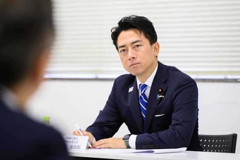 「見かけたことない」 小泉進次郎防衛大臣が食べていた、“まさかの昼食”が1000万表示「知らんかった」「どこかで買えるのか」【高市政権の話題振り返り】