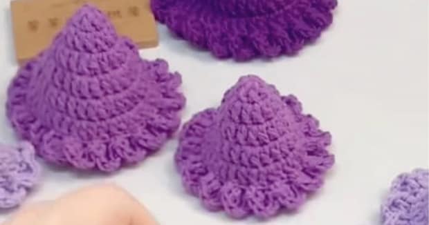 紫の毛糸で編んだ“とんがり帽子”を重ねていくと……　800万再生の“冬のアイテム”に「気分が上がる」「玄関に飾りたい」【海外編み物記事3選】