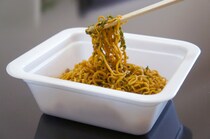 【50代が選ぶ】夜食に食べたい「カップ焼きそば」人気ランキング！　第2位は「ペヤング ソースやきそば」、1位は？