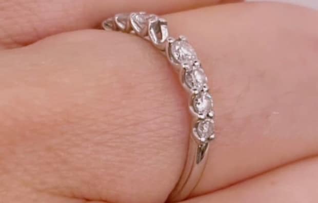 劇場で3ミリの宝石を紛失→「もう無理だ」と諦めていたら…… 「神対応どころじゃない」スタッフに渡された“まさかのもの”に「間違いなく表彰もん」