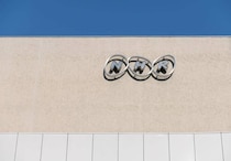 星野源がNHK紅白歌合戦で着用？　「1270万円ネックレス」に騒然　「家買える」「集中できなかった」【1年前の紅白・衣装に注目集まる】