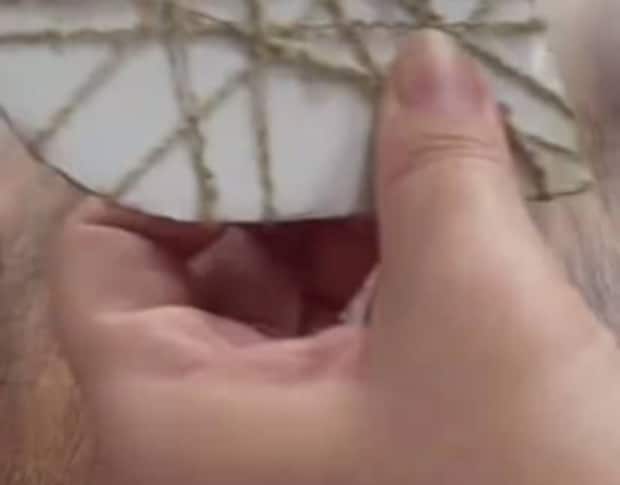 中途半端に余った毛糸→段ボールにぐるぐる巻くと……　“新婚さんみたい”な結末に「センスいいわぁ」「私も作りたい」