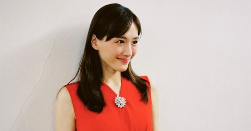 綾瀬はるか、紅白リハの“英高級ドレス”が特定され……　約70万円が判明した大胆デザインに「紅白の華確定やん」