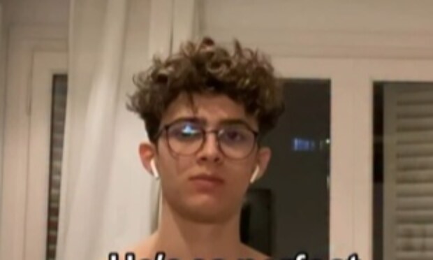 細身のメガネ男性が筋トレを開始→3年後……　別人級の大変身に反響「なんて色気のあるオタク」「うわーすごい」【海外】