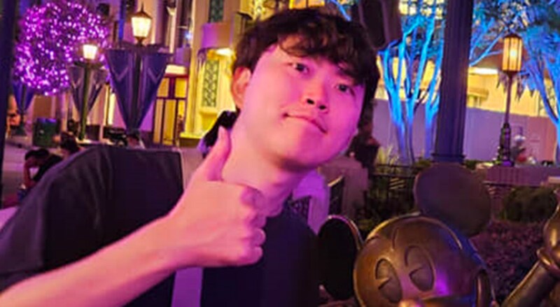 ディズニーで“カメラ設定をミスって”写真を撮ったら……「ドラクエで死ぬほど見るやつ」 510万表示の“まさかのハプニング”に「めっちゃわろたww」「シュールすぎ」