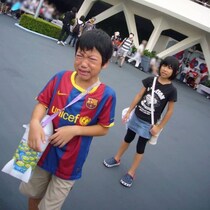 ディズニーで号泣する弟と冷静な姉→13年後……　同じ場所で撮影した“現在の姿”が「すげぇww」「おもろいのに泣ける」