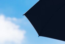 「最高過ぎて、他には戻れん！」　サンバリア100の“太陽と自分の間にバリアを張る日傘”が高評価　「暑さがこんなにも変わるとは」