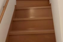 階段で感じた“謎の視線”→ふと顔を上げると……「えっ」　まさかの光景に「腰抜かしました」