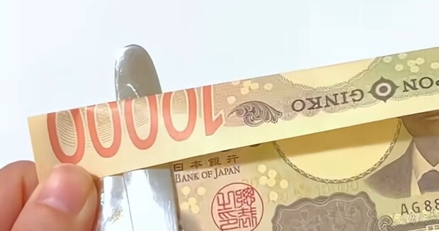 2児ママが突然、1万円札にフォークを突き刺し……!?　「天才」意味が分かると鳥肌が立つ“タネ明かし”に「こうなってたんだ」