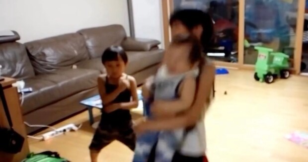 幼い末っ子を抱っこしてダンスする3きょうだい→11年後……「うわぁぁぁ~」 現在の姿が3800万再生 「すごく立派に」【海外】