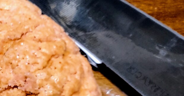 「声出して笑った」「あかんw」 メロンパンを半分こしようとしたら…… “衝撃のビジュアル”への変貌に5万いいね 投稿者に話を聞いた