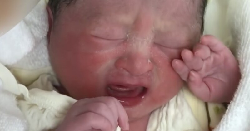 “ぱっちりひとえ”の新生児→生後15日たつと……「あら〜」　150万再生の“予想外の変化”に「尊い」「びっくり！」