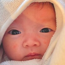 ママとお風呂に入った2カ月赤ちゃん→パパのときは……　まさかの表情に「膝から崩れ落ちた」「もしかして別人？」