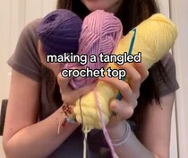 【編み物】3色の毛糸でディズニー映画『塔の上のラプンツェル』をイメージした作品を編むと……　完成品に反響「お願い、編み方を教えて」【海外】