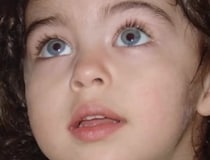 人形のようなくりくりお目々の3歳少女→19年後……　驚きの変化が「なんてきれいなの」「3歳のころから美しさの片鱗があった」【海外】