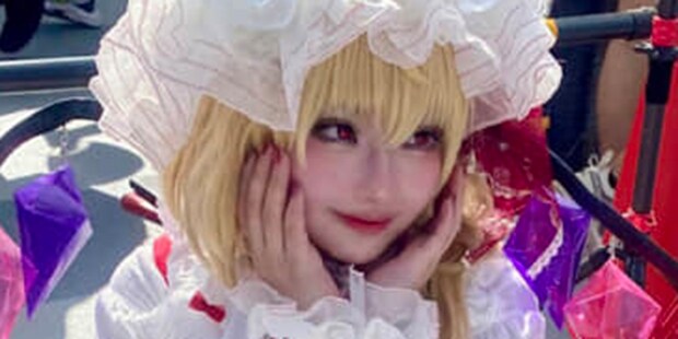 コミケで“東方コス”をしたレイヤー→地面の影を見ると……「えええええ！」　“思わず二度見の光景”に330万表示の反響　「さすがに天才」「神だわ」