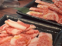 推しのぬいぐるみと焼肉したい、そうだ……！　超簡単なアイデアで“ぬい活”がはかどりそう「すばらしい対策w」