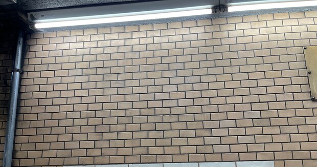 駅のエスカレーターに乗っていたら…… 目撃した“どこかで見たような”張り紙に「懐かしい」「青春やったなぁ」