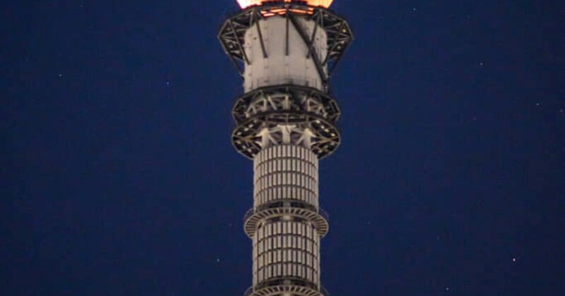 皆既月食を眺めていると……「奇跡の一枚」 東京に現れた“巨大な魔法の杖”に「すっごく幻想的で素敵」「すごーーーーい」