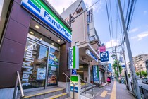 「最強Tシャツ見つけた！」　ファミマの“着心地なめらかTシャツ”が半額セール中　「圧倒的No.1」「366枚ほしい」