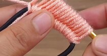 かぎ針でピンクの糸をヘアゴムに巻き付けていくと……「はぁぁぁぁ」息をのむ完成品が290万再生【海外】