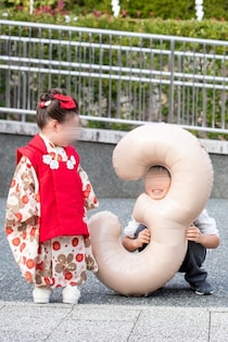 七五三でご機嫌ナナメな3歳妹 → 7歳お兄ちゃんがとった行動は……　尊すぎる“予想外の一幕”に「盛り上げ上手www」「心が浄化される」